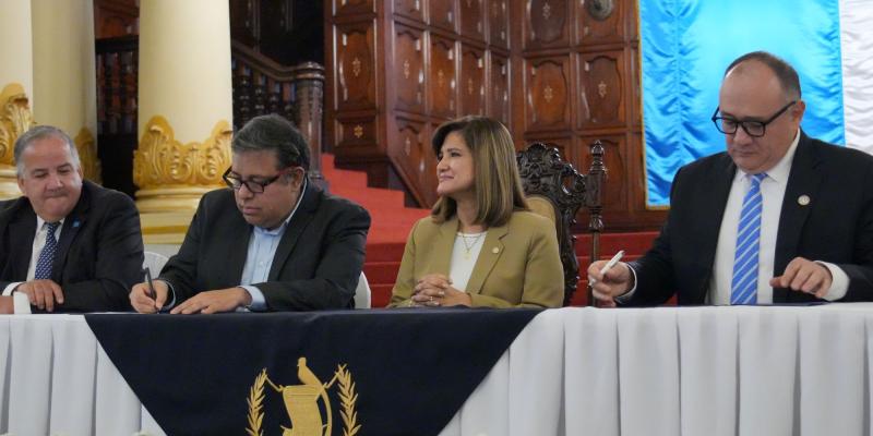 Autoridades de Guatemala y funcionarios de la ONU participaron en la firma del MPP.