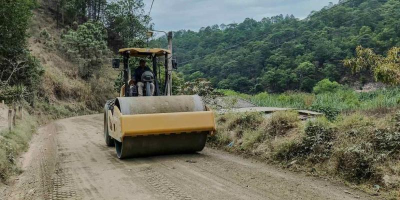 Mejoran camino que mueve la producción y conecta comunidades de Aguacatán