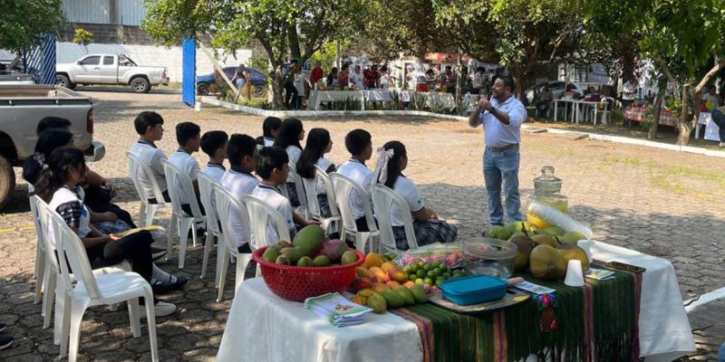 Fomentan el consumo de frutas y la alimentación saludable en la niñez de Retalhuleu
