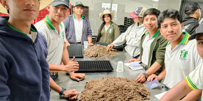 Impulsan la formación técnica y científica de estudiantes de la ENCA mediante giras tecnológicas