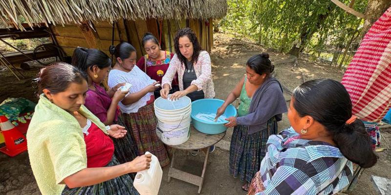 Mujeres de San Luis aprenden a elaborar jabón líquido