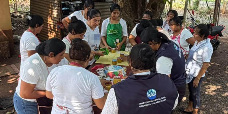 Elaboración de mermeladas artesanales fortalece economía de mujeres en Taxisco 