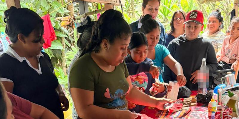 Taller de chocolate artesanal impulsan el emprendimiento rural en Santa Rosa