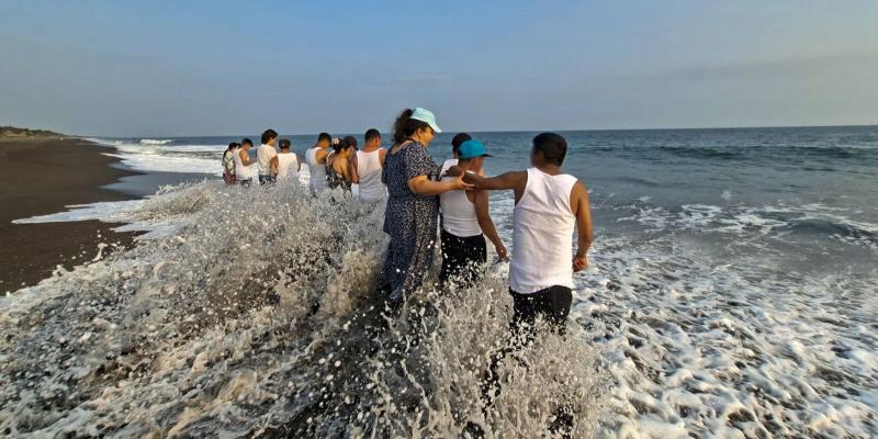 Jóvenes de la Residencia Ónice III cumplen el sueño de conocer el mar en Monterrico 