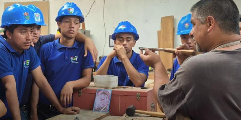 Conocer el patrimonio también es aprender de las manos que lo cuidan día a día