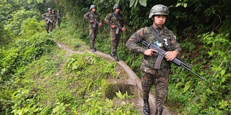 Ejército de Guatemala fortalece patrullajes en áreas boscosas como parte de la operación “Escudo Vertical”.