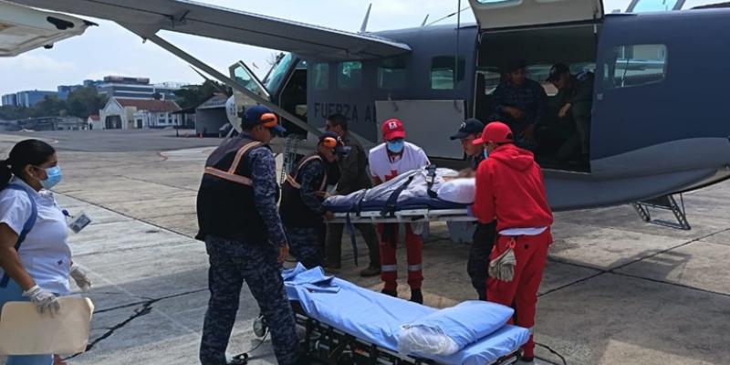 Fuerza Aérea Guatemalteca realiza traslado aeromédico desde Petén hacia la Ciudad de Guatemala