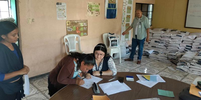 Familias agricultoras reciben semillas para fortalecer la producción de alimentos