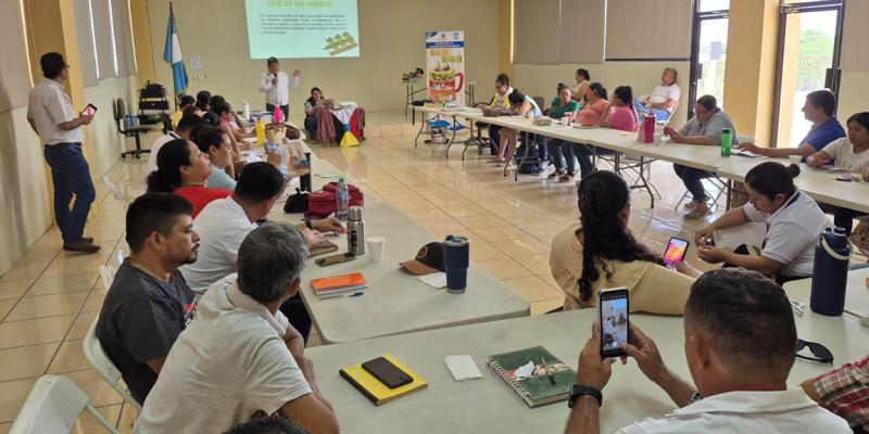Centros educativos de Zacapa fortalecen conocimientos sobre huertos pedagógicos 