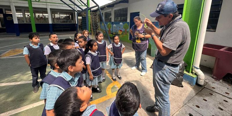Niños aprenden y cuidan los alimentos por medio de los huertos escolares