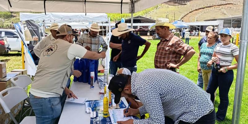 Productores se capacitan para prevenir y controlar el Gusano Barrenador