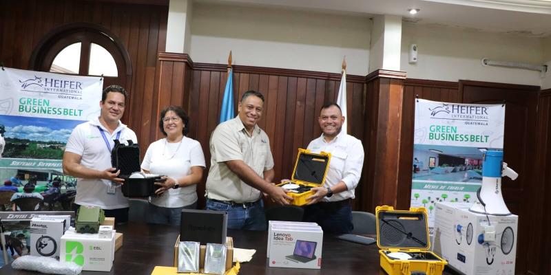 Donan equipo tecnológico que fortalece la ganadería sostenible en Petén
