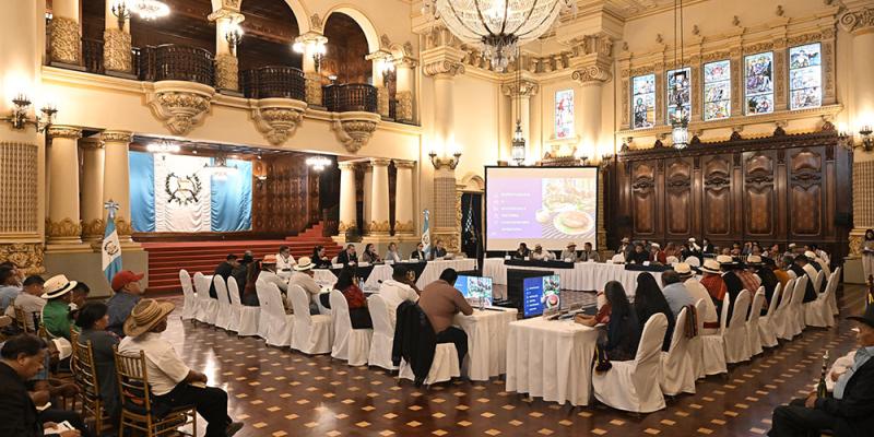 Gobierno presenta avances en financiamiento productivo, turismo comunitario, patrimonio cultural y planificación nacional junto a autoridades indígenas ancestrales