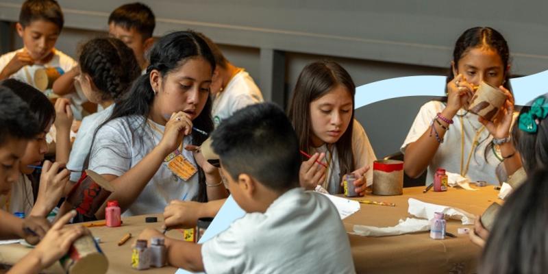 Estudiantes exponen su creatividad con vasos cerámicos en el MUNAE. 