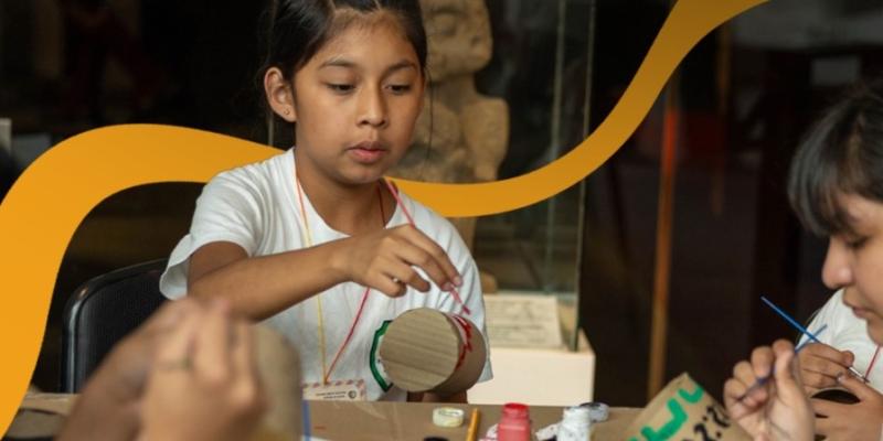 Niñas y niños exploran la cerámica prehispánica en taller del MUNAE. 