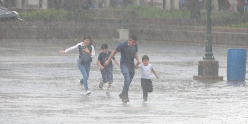 Pronostican ambiente cálido y húmedo con lluvias en horas de la tarde y noche