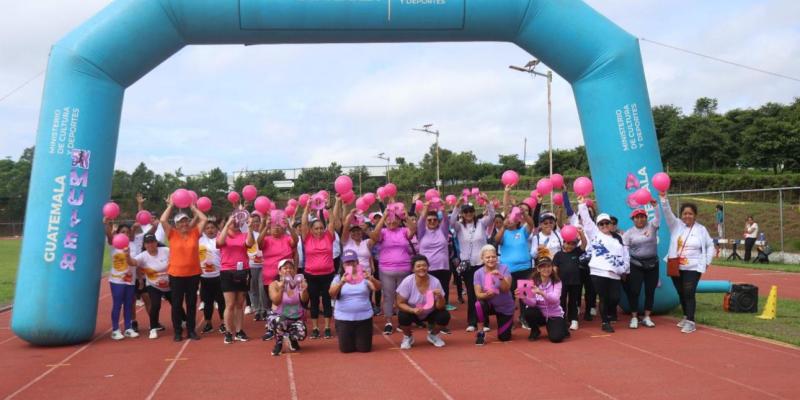 Más de 300 mujeres participan en la carrera 5K Mujer Activa en el Parque Erick Barrondo. 