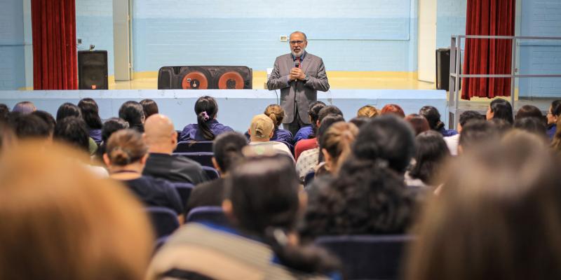 Con el objetivo de fortalecer las capacidades del personal que atiende a niñas, niños y adolescentes con discapacidad, la Secretaría de Bienestar Social (SBS) desarrolló una jornada de formación dirigida a colaboradores de los Centros de Educación Especial y del Centro de Capacitación Ocupacional (CCO), en las instalaciones del Centro de Educación Especial Álida España de Arana. Durante la jornada, el secretario de Bienestar Social, Marvin Rabanales, compartió una reflexión sobre la evolución de los derecho