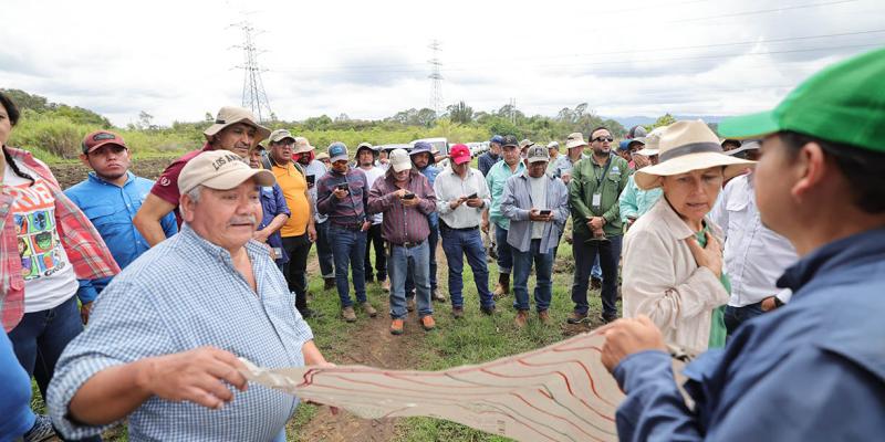 Establecen sistema hidrológico Keyline en parcela de la ENCA