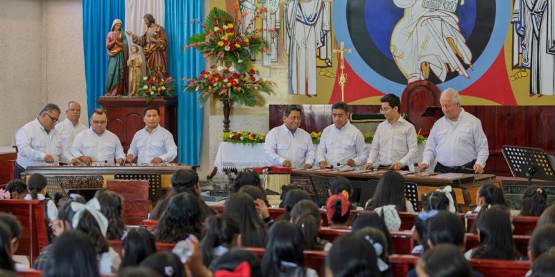 Estudiantes descubren el valor de la marimba en concierto didáctico