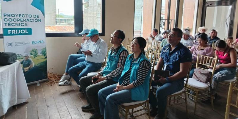 Agricultores fortalecen prácticas para proteger su salud, sus cultivos y el medio ambiente