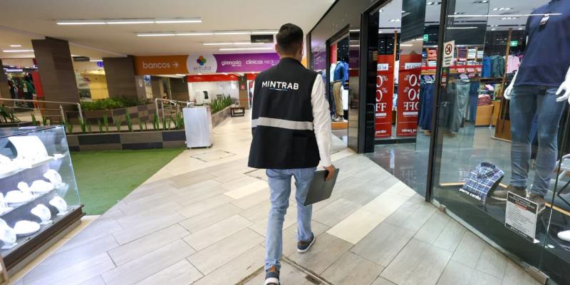 El Ministerio de Trabajo y Previsión Social, a través de la Inspección General de Trabajo, realizó diligencias de verificación en distintos establecimientos comerciales del municipio de Villa Nueva.