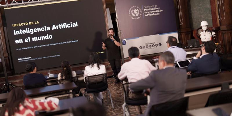 Ali Lemus, experto en inteligencia artificial, estuvo acompañado de una de sus creaciones tecnológicas: el humanoide Leonardo.
