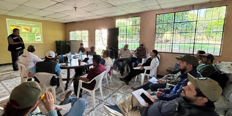 Capacitan a extensionistas en control de plagas y toma de muestras