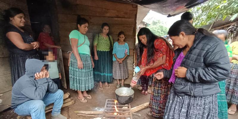 Capacitan a Familias de Alta Verapaz aprenden a elaborar insumos orgánicos
