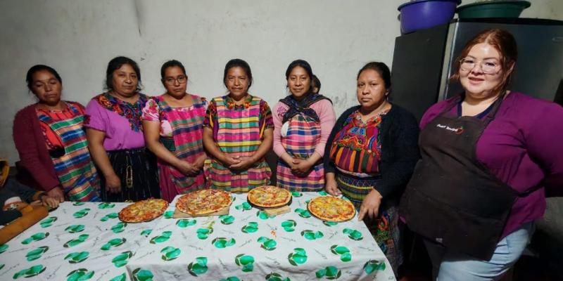 Capacitan a familias rurales en la elaboración de pizza artesanal con hongos ostra