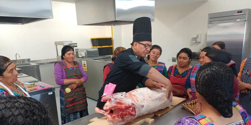 Productoras de Totonicapán aprenden a procesar carne de cordero