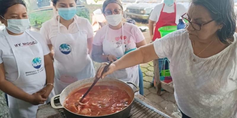 Educadoras de Retalhuleu aprenden técnicas de almacenamiento y procesamiento de alimentos