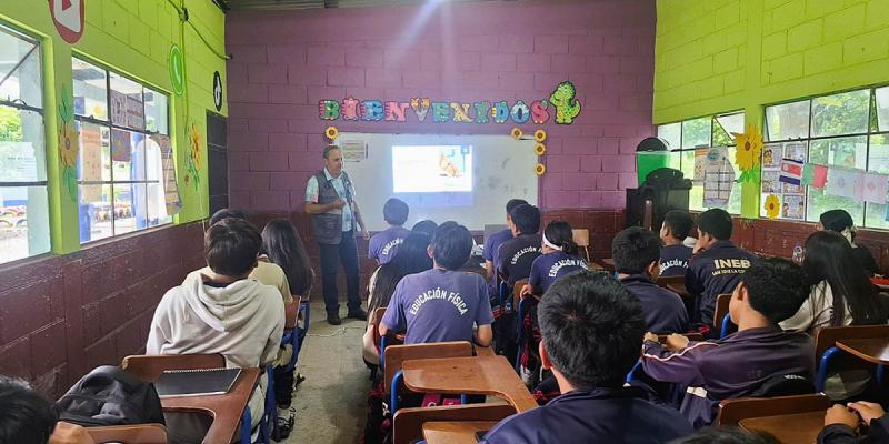 Estudiantes de Alta Verapaz aprenden la tenencia responsable