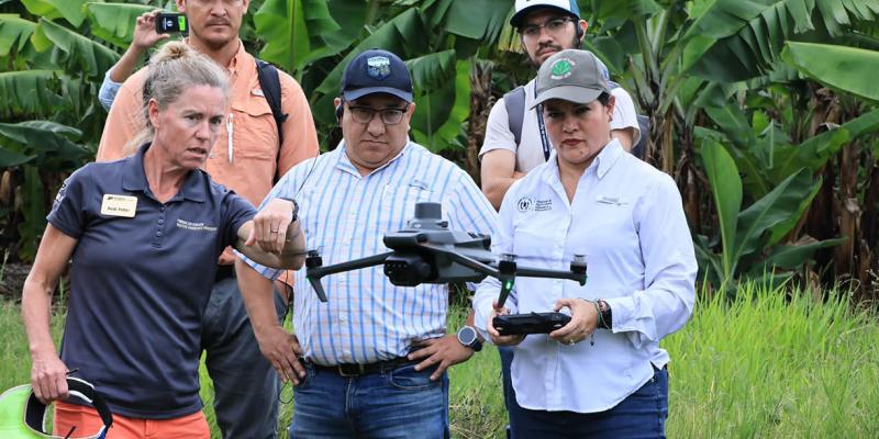 Expertas estadounidenses capacitan a técnicos en uso de drones y análisis de imágenes