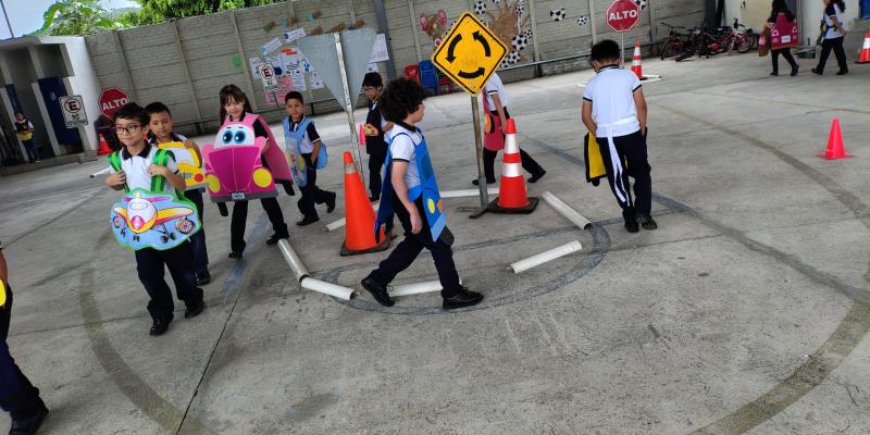 Estudiantes aprenden más sobre prevención con el Parque Vial y charlas educativas