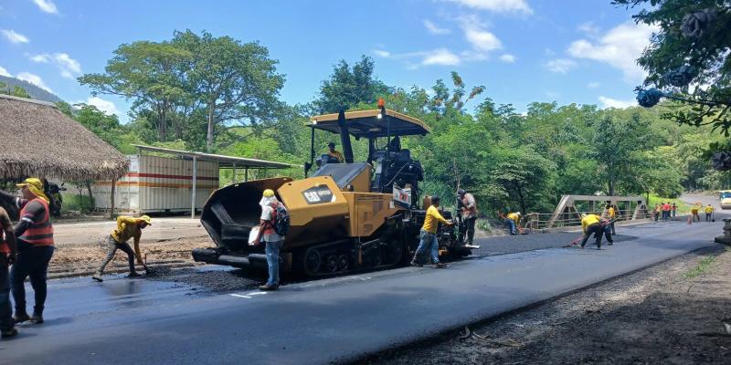 Pavimento más resistente: avanzan mejoras en la CA-9 Norte en Gualán 