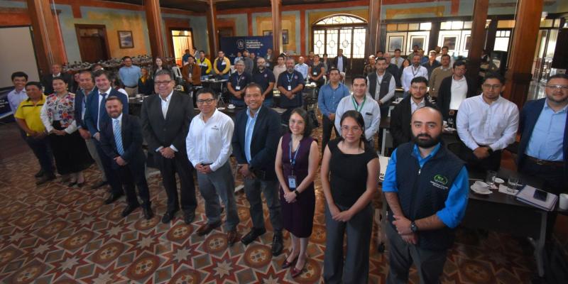Instituciones públicas, universidades y municipalidades participaron en un taller.