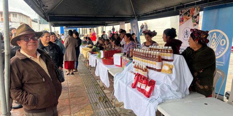 Productores de Nebaj acercan sus productos a los consumidores en Feria del Agricultor
