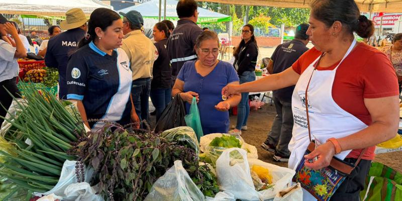 En Villa Canales la Feria del Agricultor acerca productos frescos y oportunidades para productores