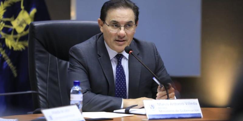 Gobernadores de cuatro departamentos participaron en un encuentro para fortalecer la coordinación interinstitucional en materia de seguridad, prevención del delito y desarrollo comunitario. La reunión fue encabezada por autoridades del Ministerio de Gobernación (Mingob) y de la Policía Nacional Civil (PNC), quienes impulsan acciones conjuntas para atender las principales necesidades de la población.  Durante la jornada, las autoridades analizaron los principales desafíos que enfrentan los cuatro departament