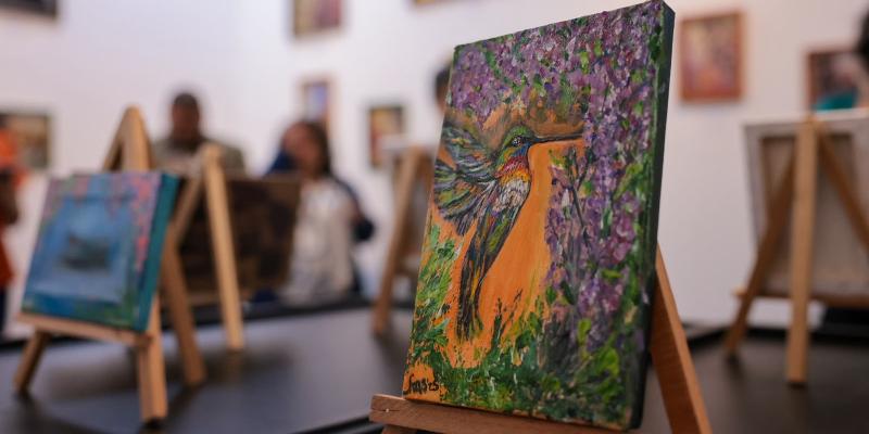 MUGA presenta propuesta cultural doble con litografías y acrílicos