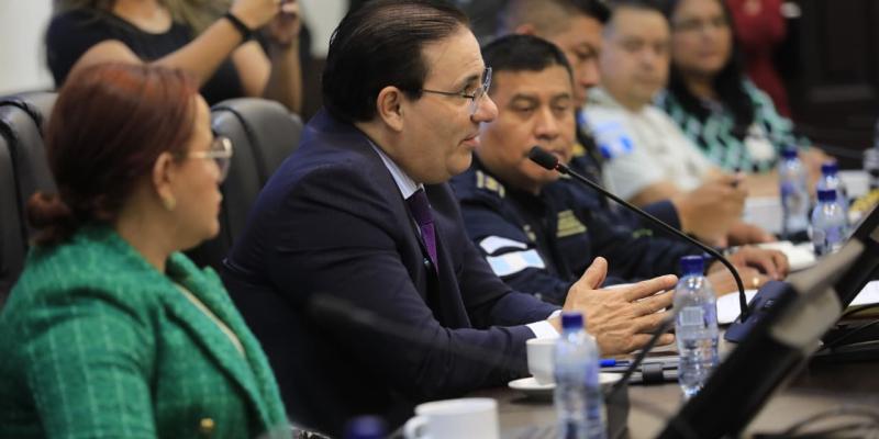 Mingob establece diálogo con universitarios participantes del Moot Legislativo