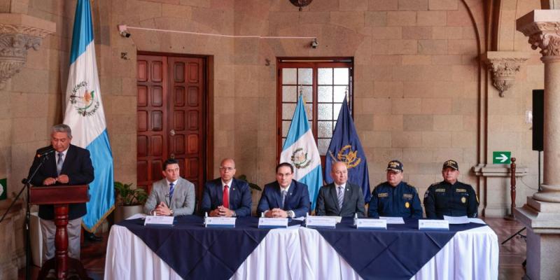 Ministro de Gobernación, Marco Antonio Villeda, sus viceministros y director PNC