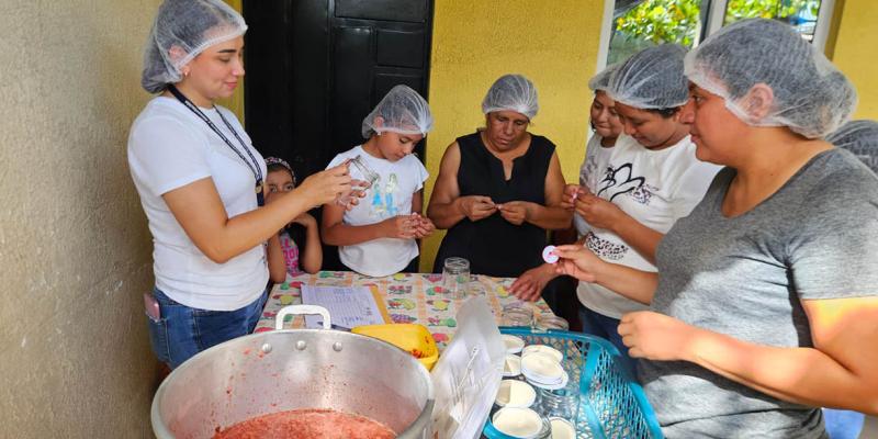 Fortalecen emprendimientos familiares con técnicas de conservación de alimentos
