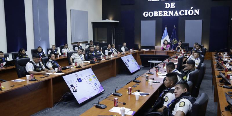 Personal de distintas comisarías y unidades de la Policía Nacional Civil (PNC) participó en una jornada de capacitación orientada a fortalecer la atención y la búsqueda inmediata de mujeres desaparecidas, conforme a los mecanismos establecidos por la ley. La actividad se realizó en el Salón Mayor del Ministerio de Gobernación (Mingob) y fue organizada por la Unidad de Género de esta cartera.  Durante la capacitación se abordó el funcionamiento de la Alerta Isabel-Claudina y el Protocolo de Actuación Policia