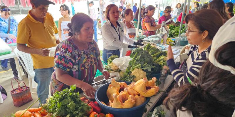 Quetzaltecos se abastecen con productos frescos y baratos en la Feria del Agricultor