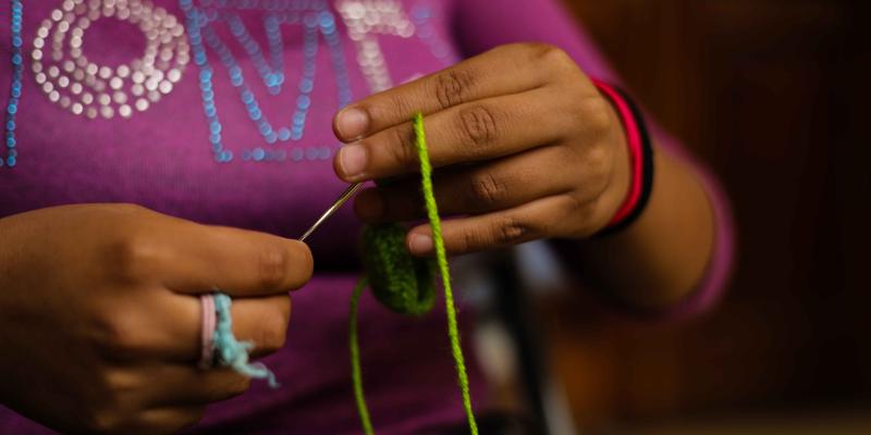 Con lana y gran habilidad, adolescentes tejen sus sueños