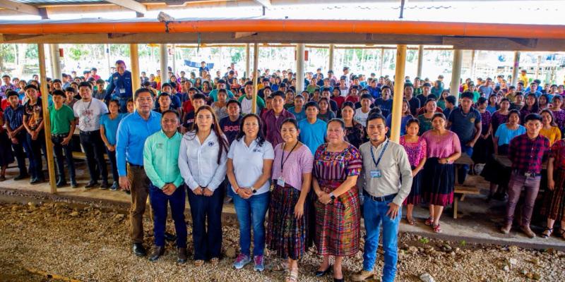 La ministra de Trabajo y Previsión Social, Miriam Roquel, visitó el Instituto Indígena para el Desarrollo Rural Integral.