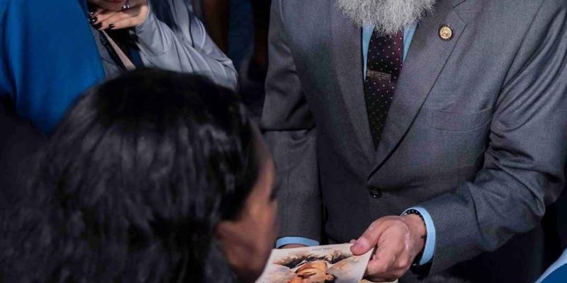 Entrega oficial de 300 ejemplares de la obra del poeta chiquimulteco Ismael Cerna