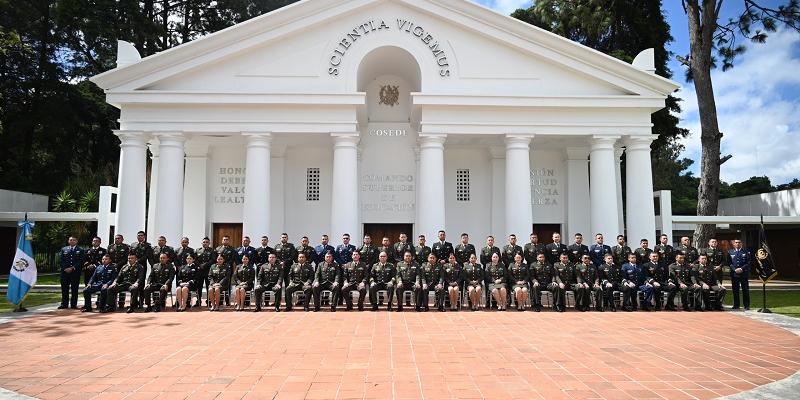 Ejército de Guatemala fortalece la preparación profesional del personal militar. 